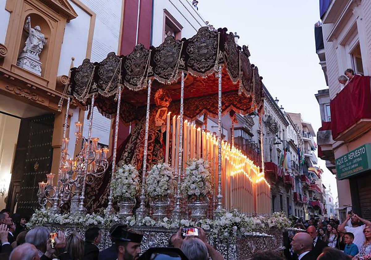 El palio de la Virgen de Regla saliendo de su capilla