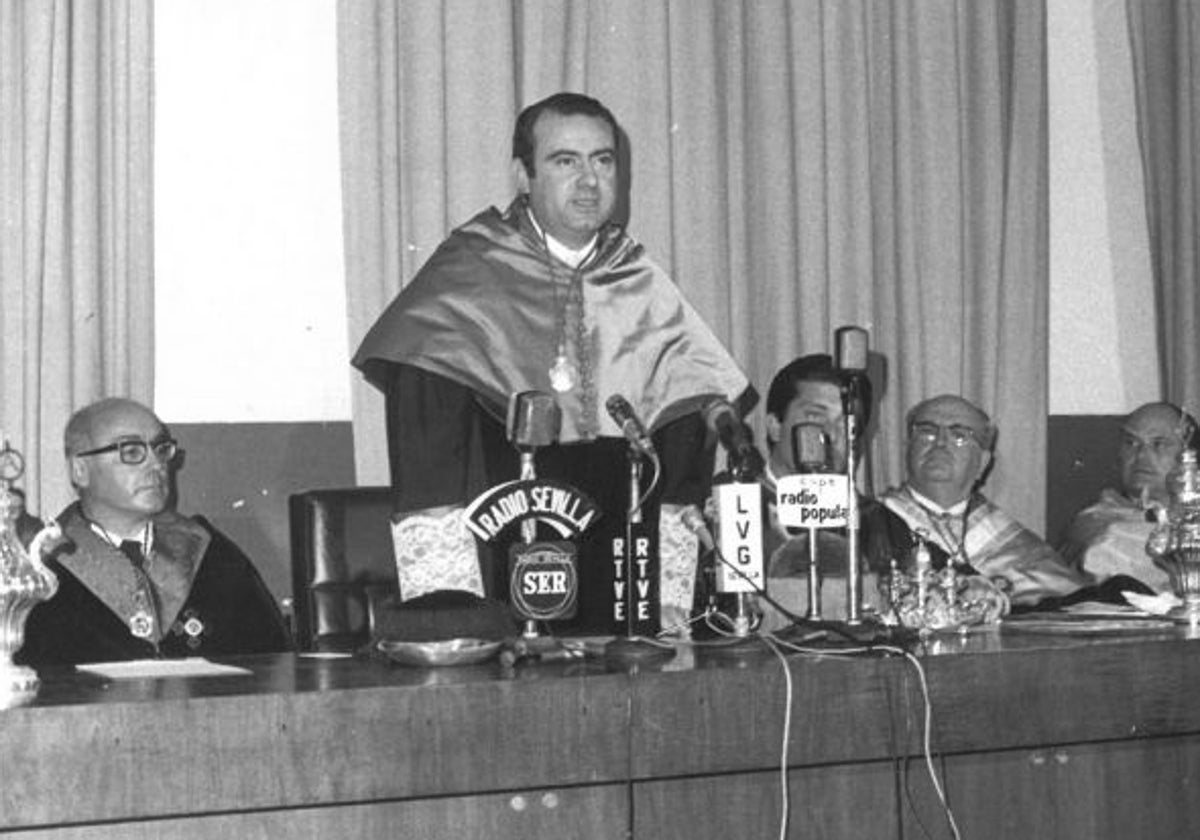 El ministro Cruz Martínez Esteruelas y el rector Clavero Arévalo en la apertura del curso universitario 74/75