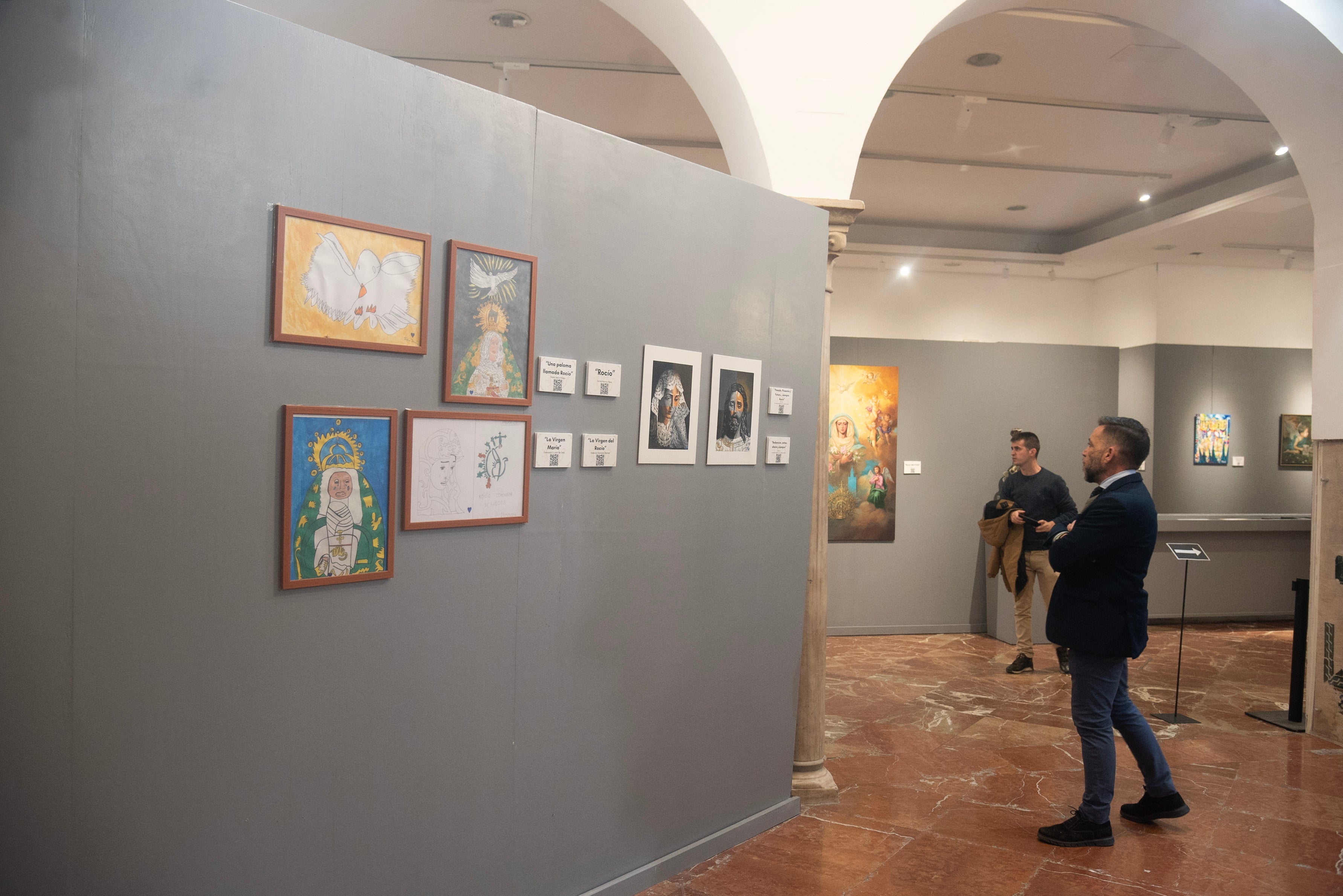 La exposición de arte de la Virgen del Rocío en el Mercantil