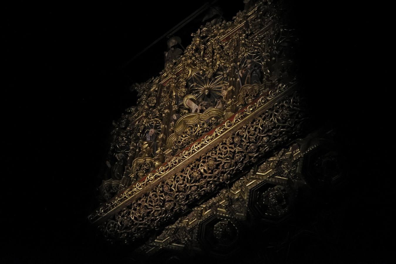 El altar mayor de la Catedral es el eje que vertebra la experiencia nocturna