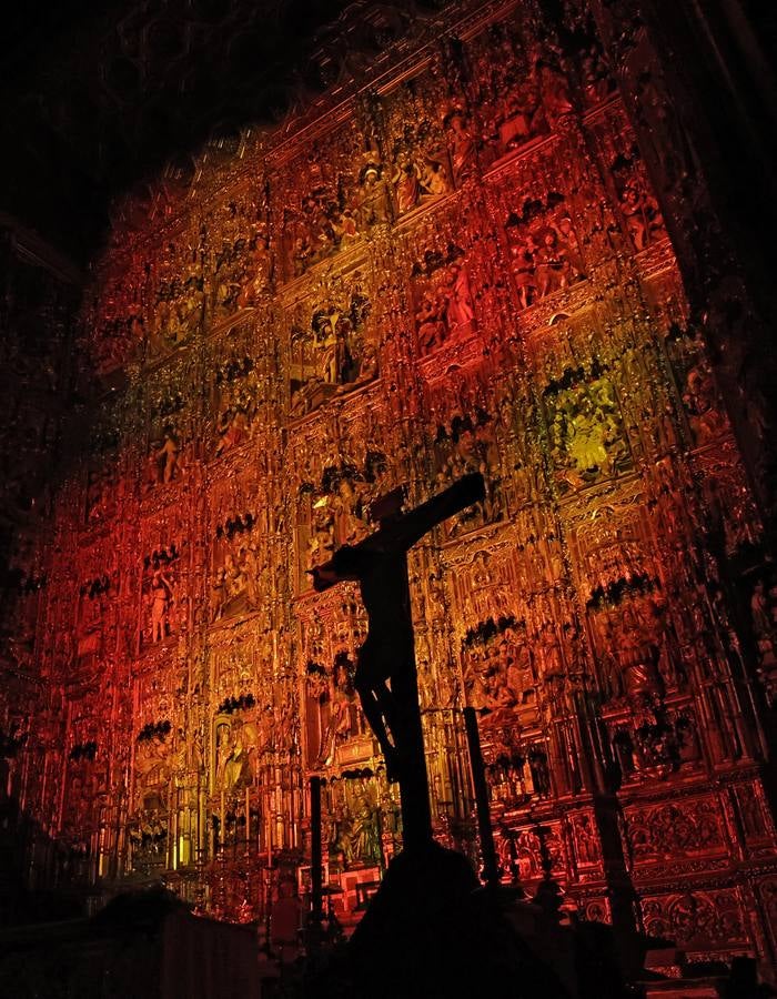 El altar mayor de la Catedral es el eje que vertebra la experiencia nocturna