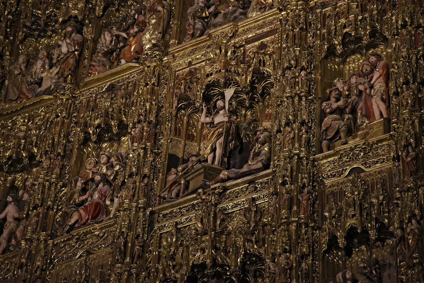 El altar mayor de la Catedral es el eje que vertebra la experiencia nocturna