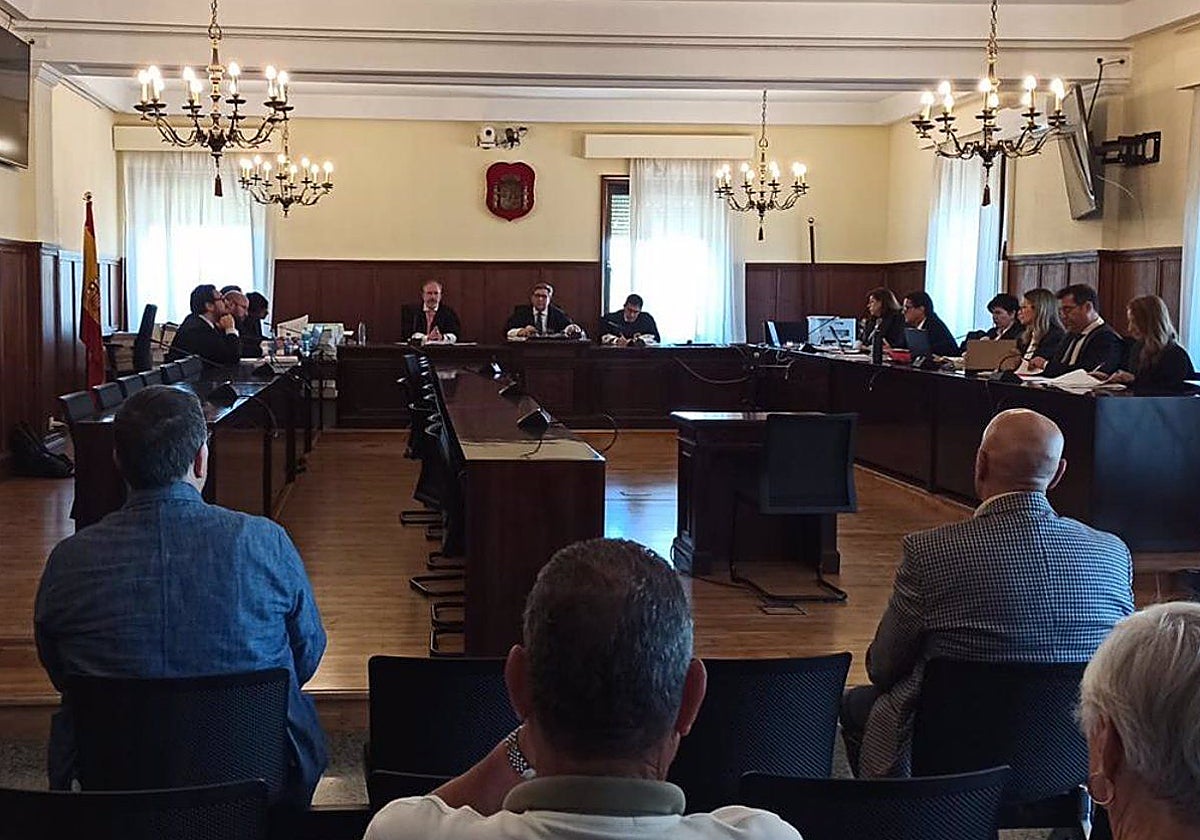 Ismael Perea a la izquierda y a continuación, el extesorero Julio Mateos, en el juicio por el desfalco de Alemsilla