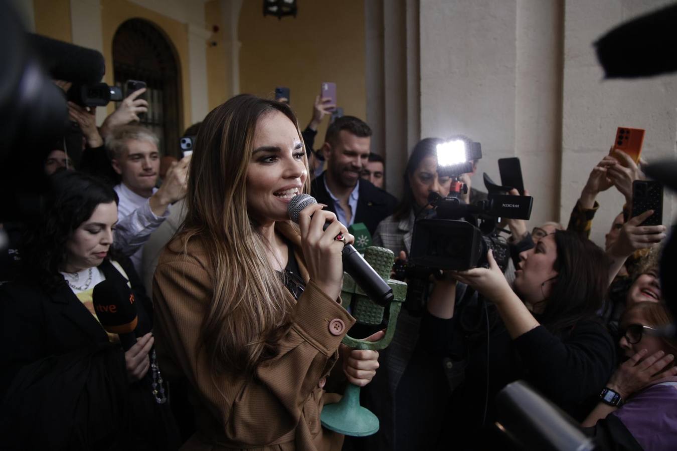 La cantante Melody recibió el cariño de la ciudad de Sevilla