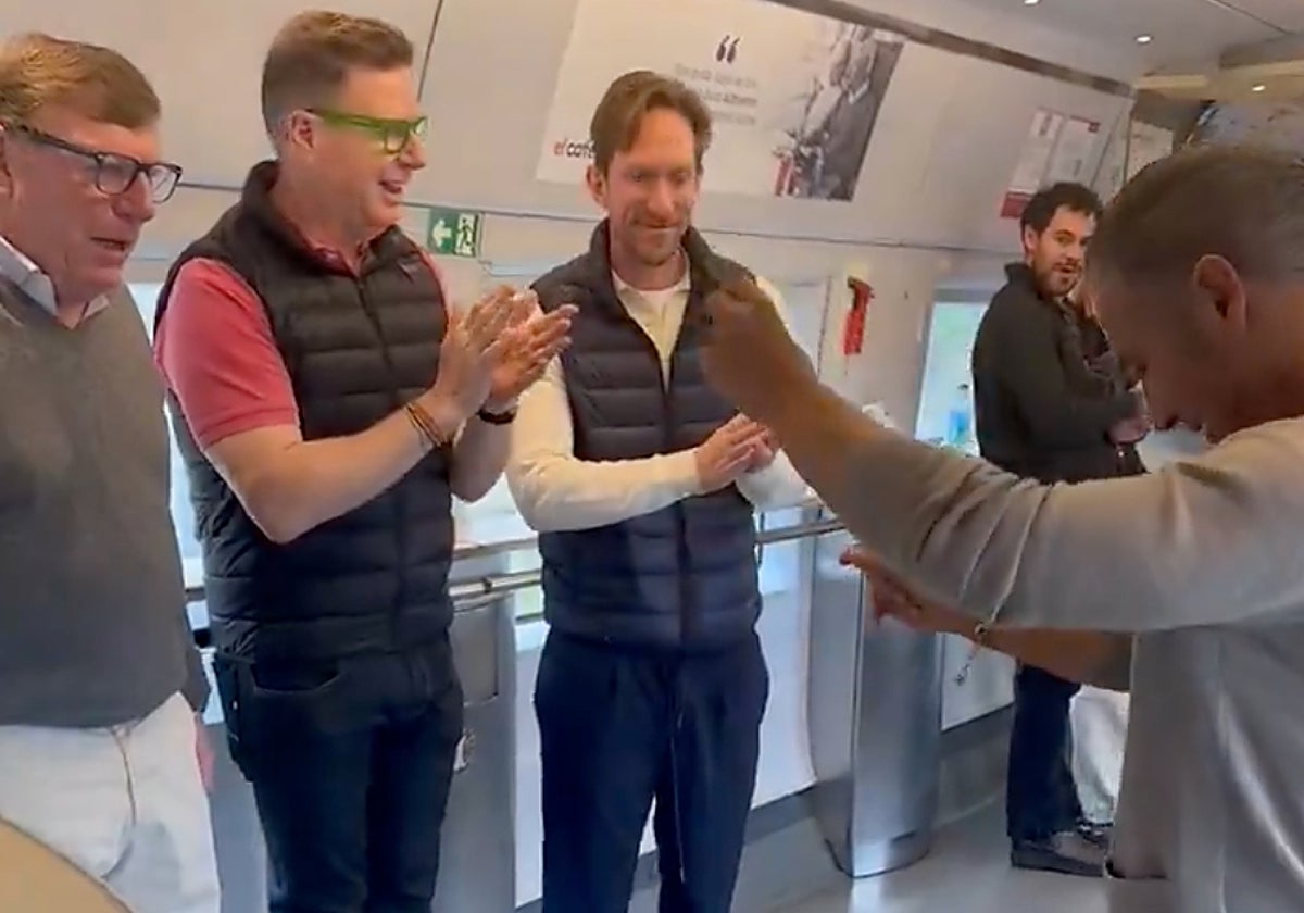 Los Morancos y Pitingo cantando en la cafetería del AVE