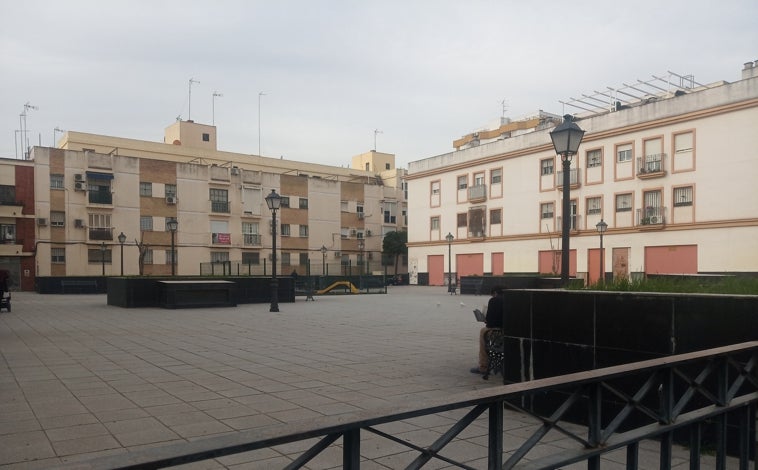 Imagen principal - Ejemplos de plazas duras en Sevilla, asentadas sobre aparcamientos, sin bancos o tomadas por los veladores de los bares