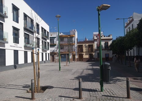 Imagen secundaria 1 - Ejemplos de plazas duras en Sevilla, asentadas sobre aparcamientos, sin bancos o tomadas por los veladores de los bares