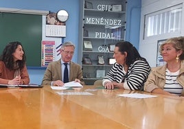 El delegado de Educación visita el colegio de Torreblanca para mostrar su apoyo al nuevo equipo directivo