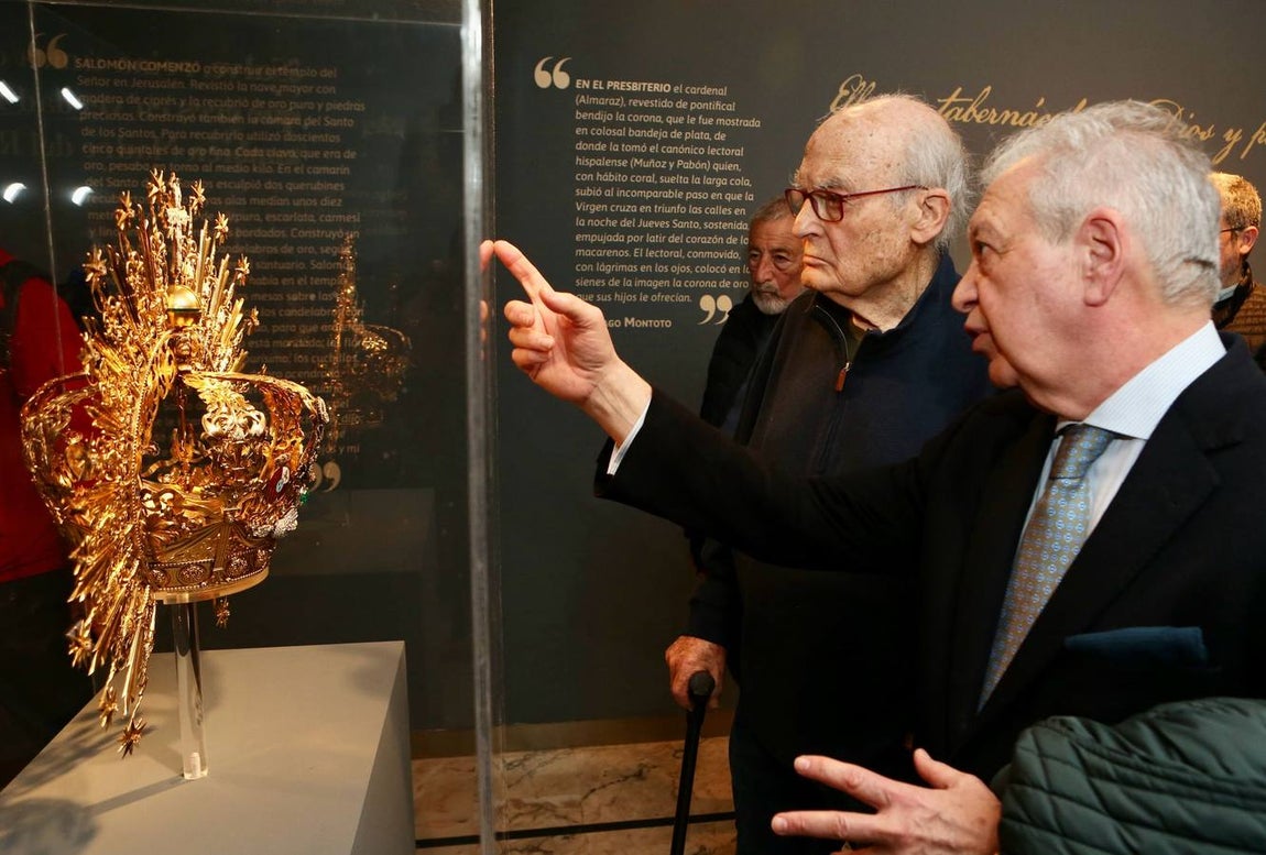Momento de la visita de Luis Gordillo y José Tomás a la exposición sobre la Macarena