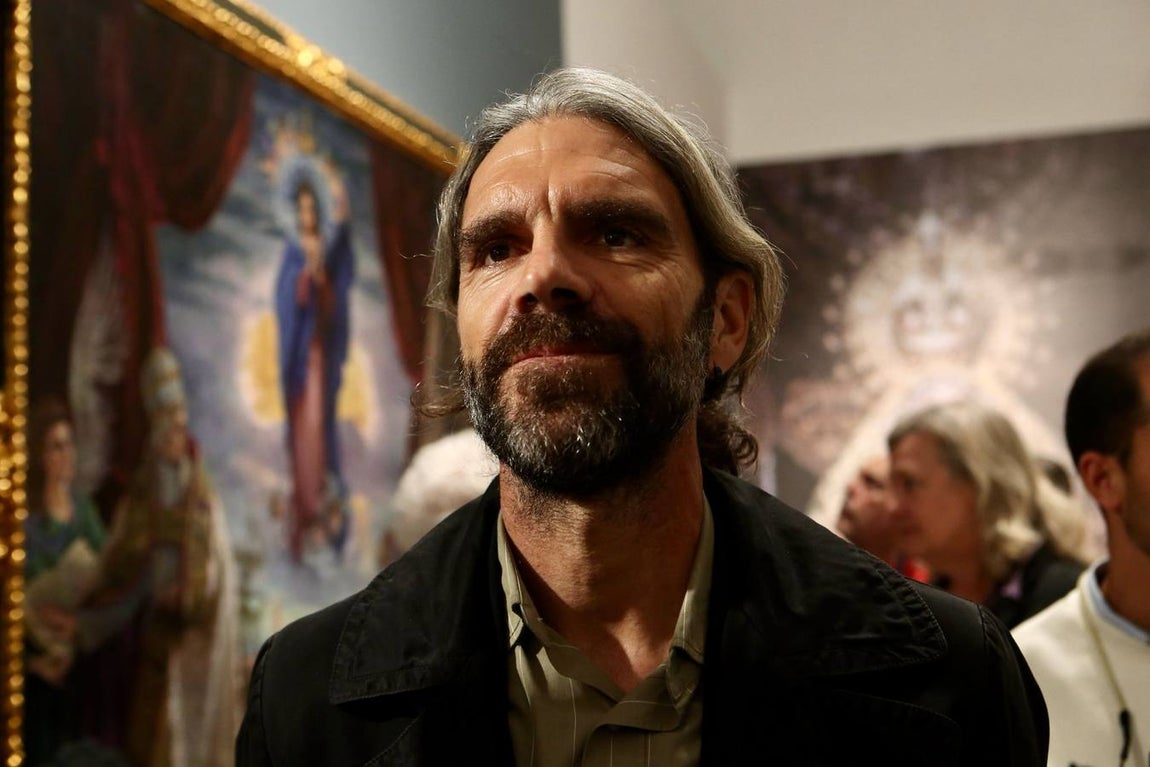 Momento de la visita de Luis Gordillo y José Tomás a la exposición sobre la Macarena
