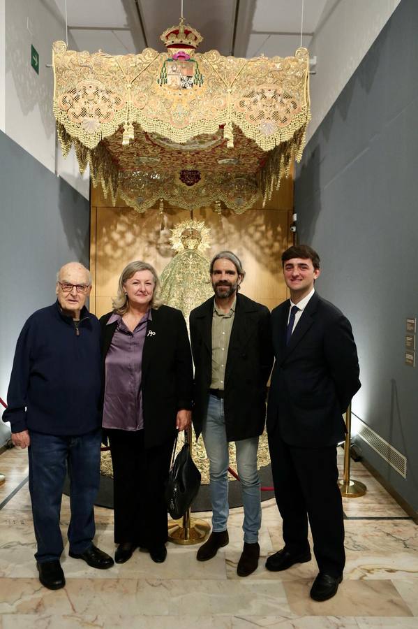 Momento de la visita de Luis Gordillo y José Tomás a la exposición sobre la Macarena