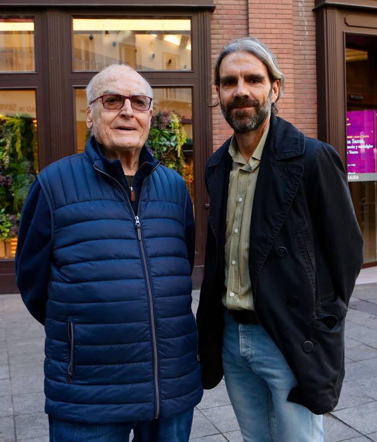 Momento de la visita de Luis Gordillo y José Tomás a la exposición sobre la Macarena