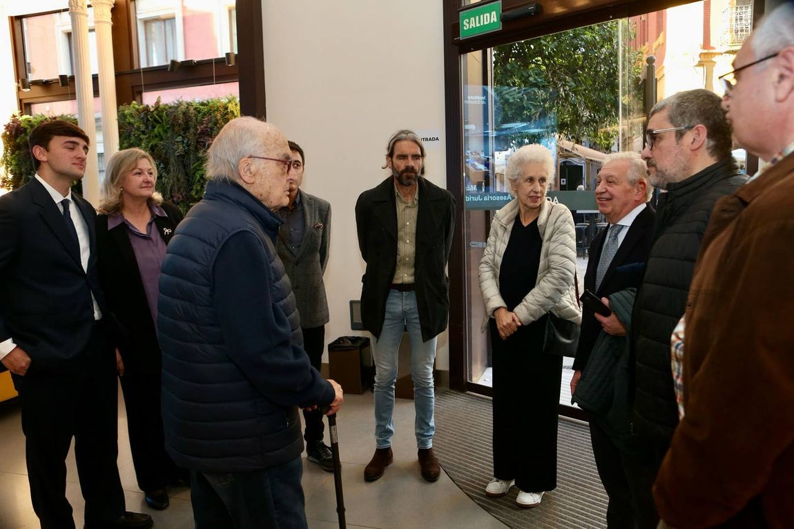 Momento de la visita de Luis Gordillo y José Tomás a la exposición sobre la Macarena