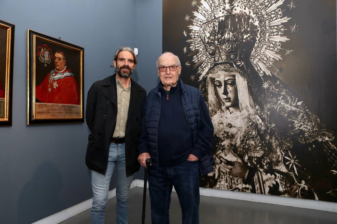 Momento de la visita de Luis Gordillo y José Tomás a la exposición sobre la Macarena