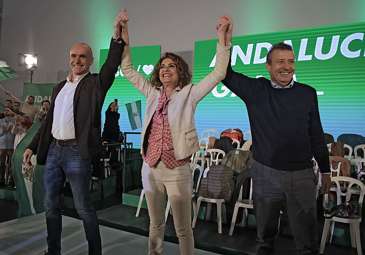 María Jesús Montero junto a los sevillanos Antonio Muñoz y Javier Fernández