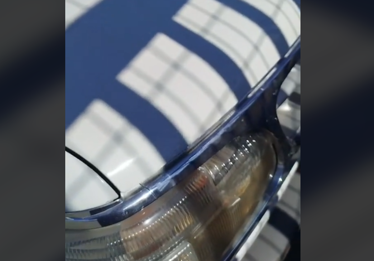 Momento del vídeo en el que se ve la botella integrada en el faro del coche