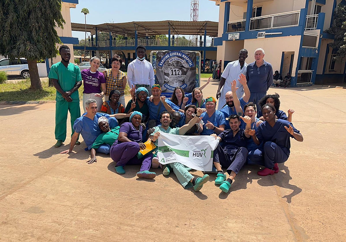 Los voluntarios del Virgen del Rocío posan junto a sus compañeros del hospital de Konifing, en Gambia