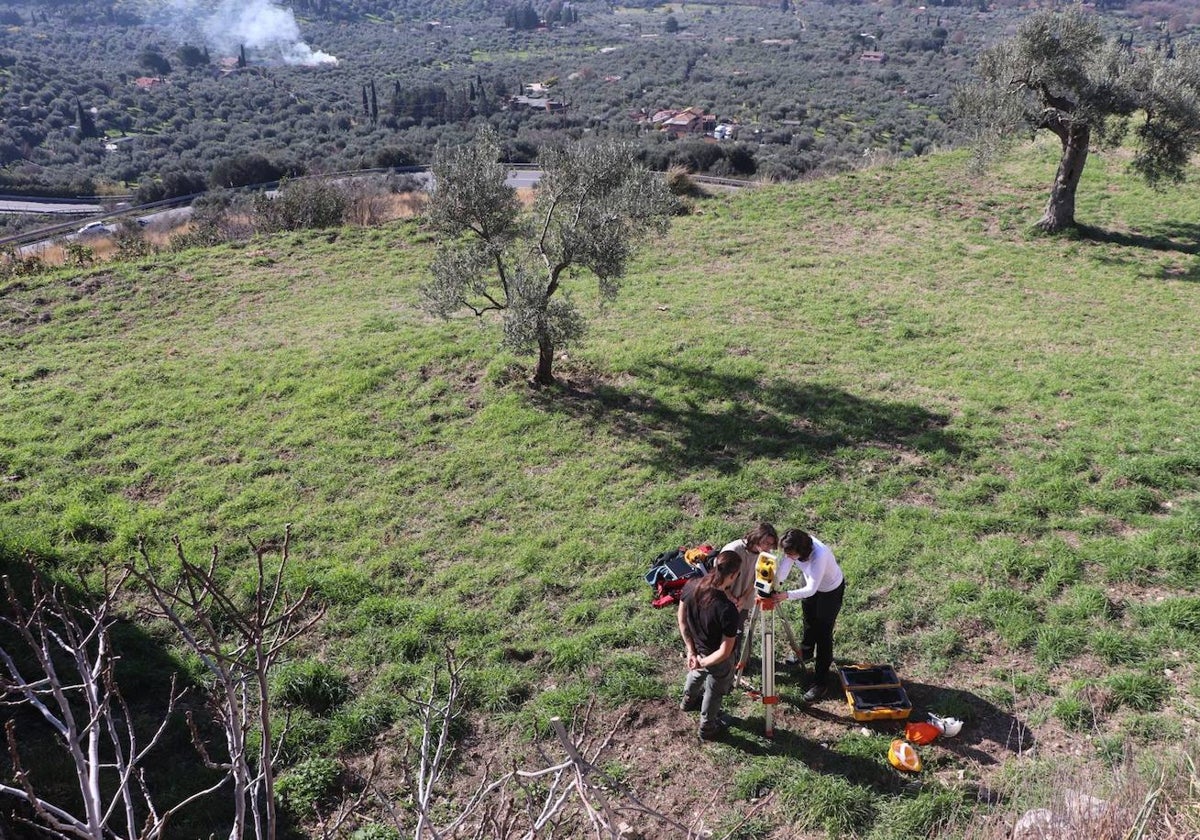 Investigadores del proyecto en la zona a tratar