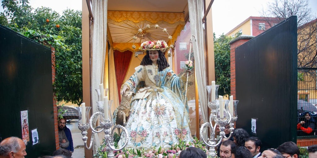 La lluvia no impidió el traslado de la Pastora de Santa Marina a los Tres Barrios