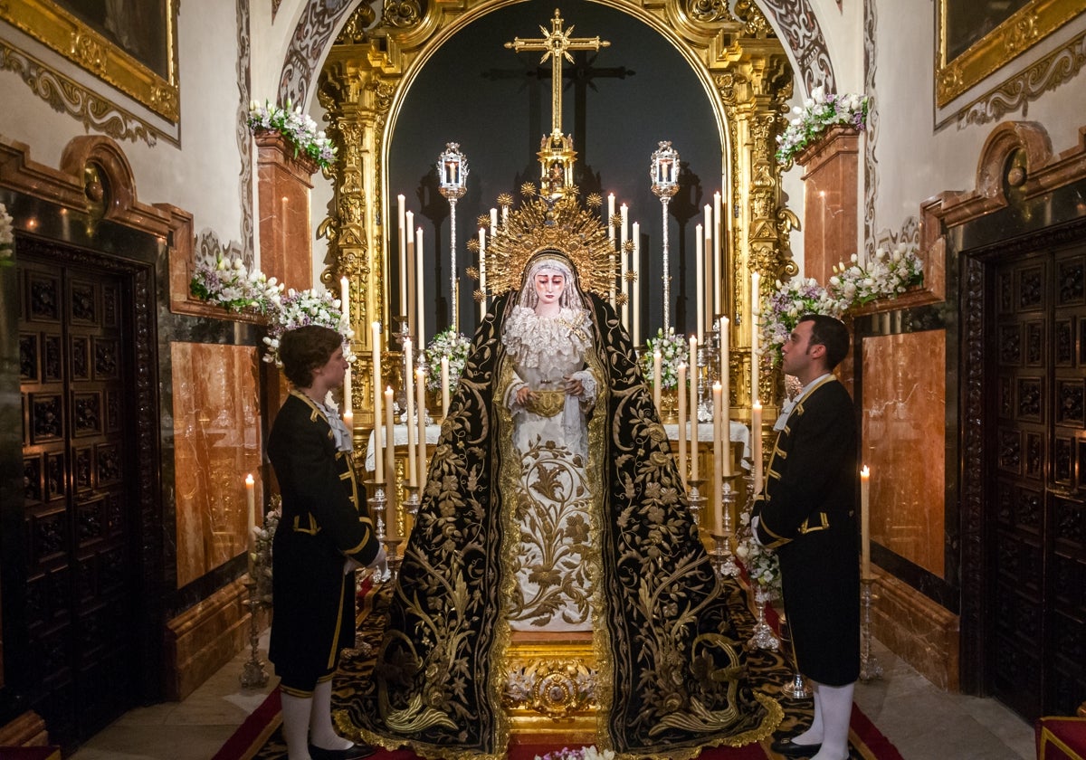 Besamanos de la Virgen en su Soledad