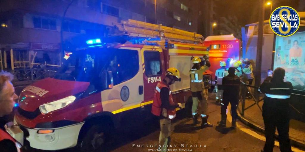 Cuatro heridos por la caída de una marquesina de autobús en Los Remedios