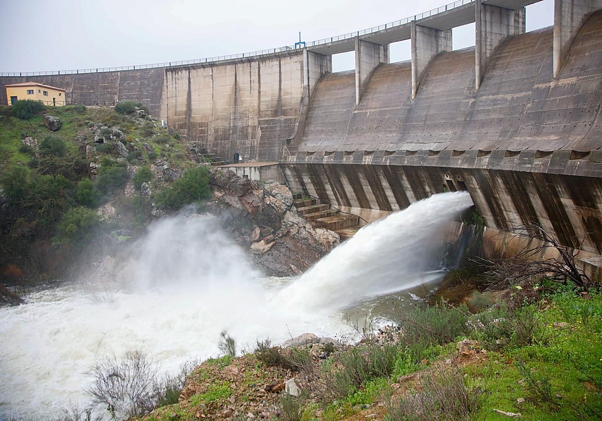 El embalse de Melonares desembolsando agua tras las lluvias del pasado enero