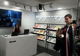 Su novio le manda unos tunos al trabajo para darle una sorpresa y esta es su reacción: «No me lo creo»