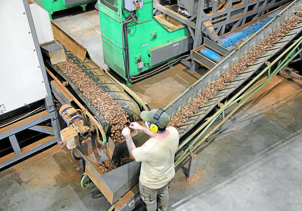 Un trabajador en una empresa industrial