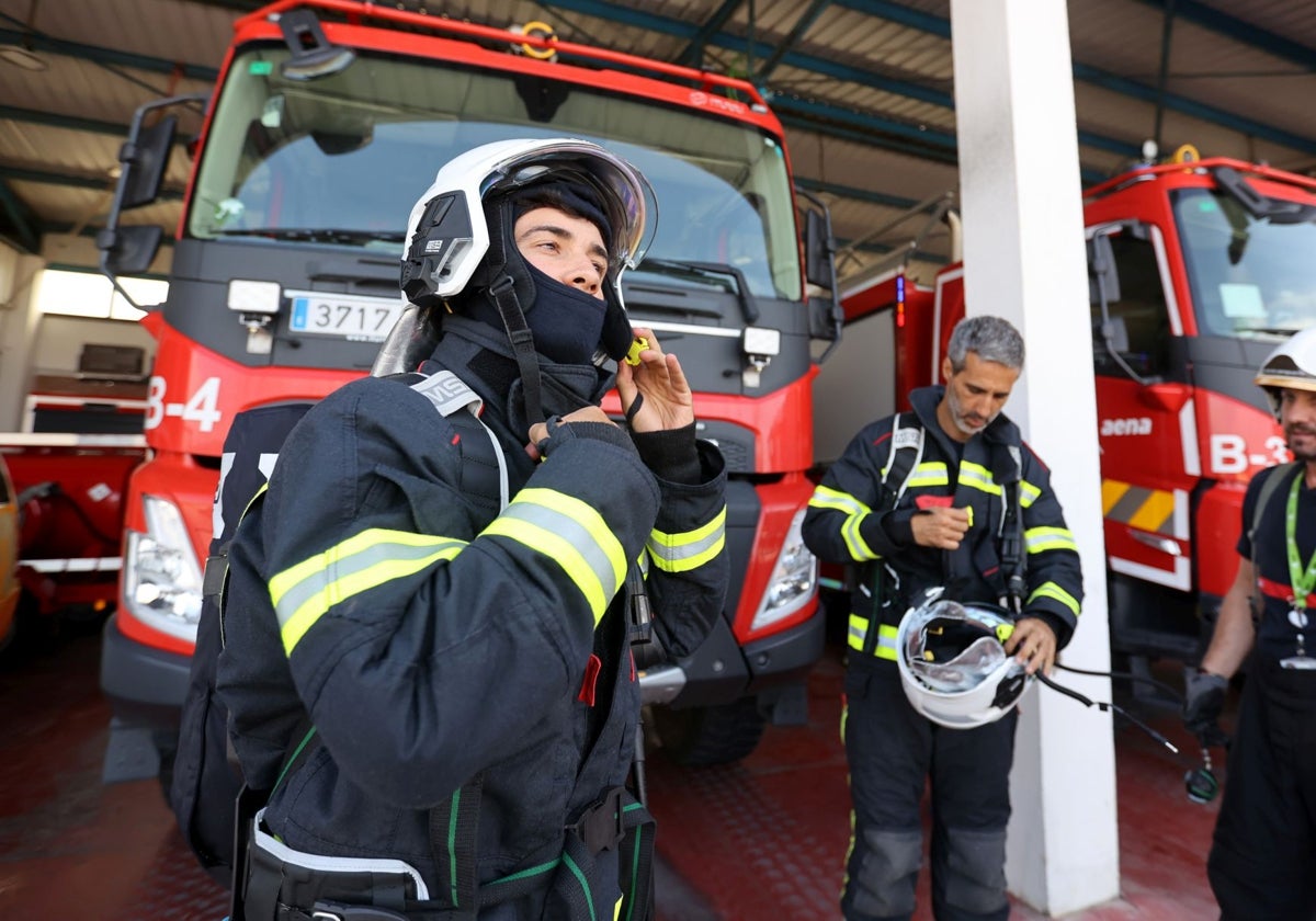 Unos bomberos se preparan para intervenir