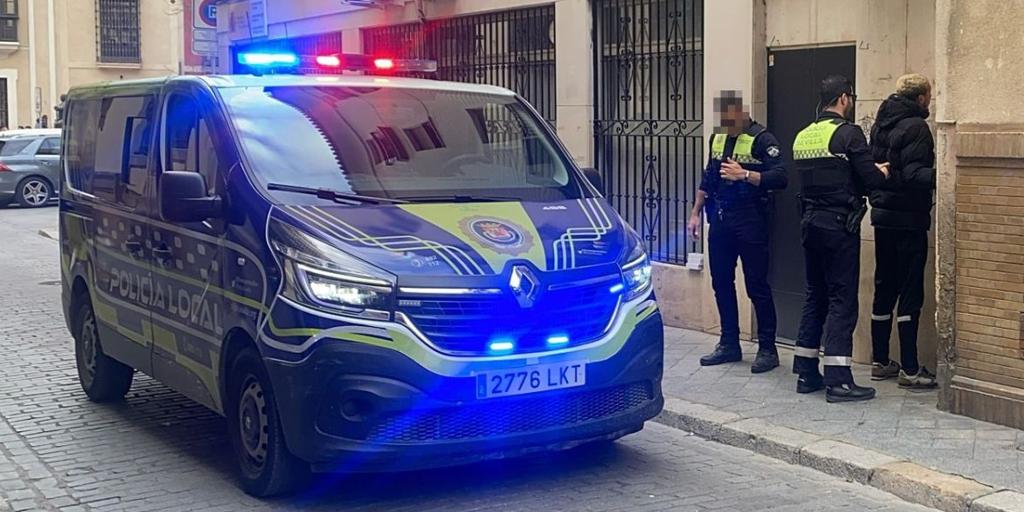 La Policía Local de Sevilla atrapa a dos marroquíes que habían robado tres relojes en la Avenida de la Constitución