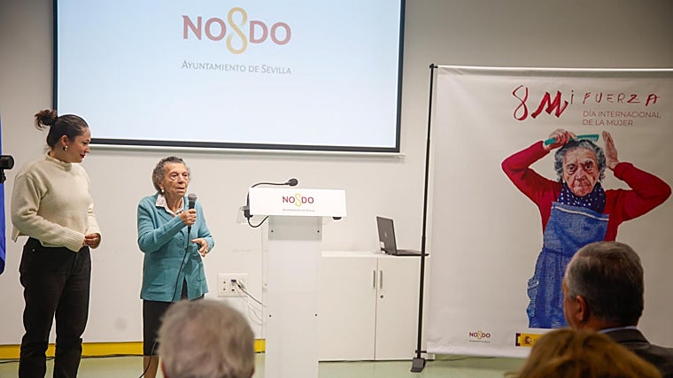 Rosa Moneo se dirige al público junto a su cartel