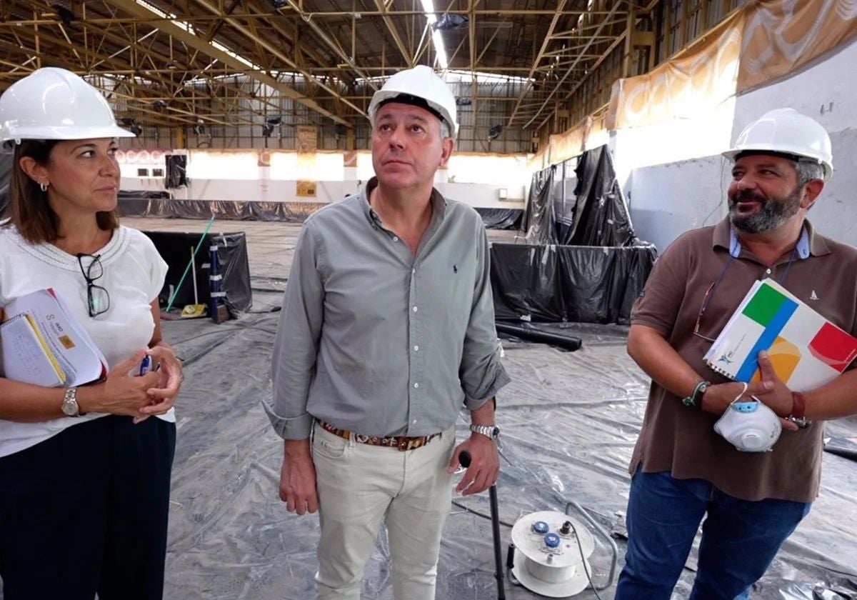 José Luis Sanz, en el centro, visita las obras de retirada del amianto del pabellón de Hytasa