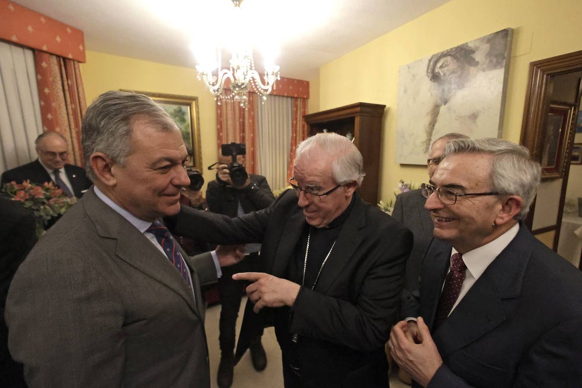 El alcalde de Sevilla, José Luis Sanz, y el arzobispo, Monseñor José Ángel Saiz Meneses acompañaron al pregonero en esta animada recepción