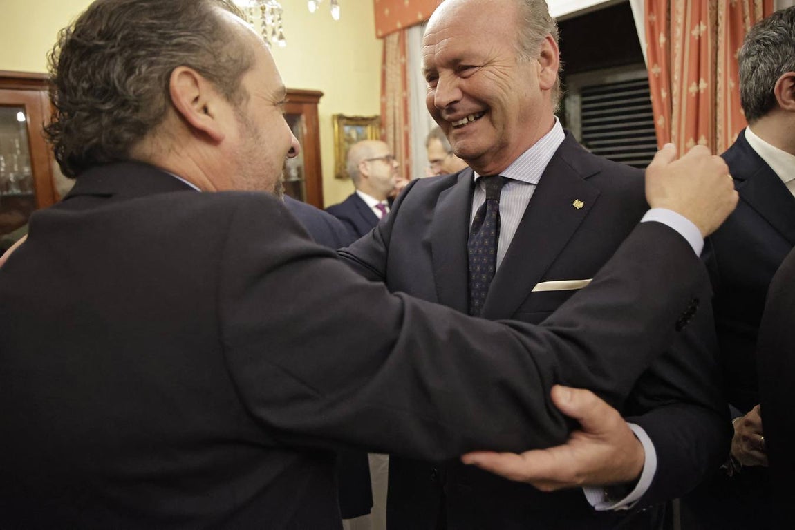 El alcalde de Sevilla, José Luis Sanz, y el arzobispo, Monseñor José Ángel Saiz Meneses acompañaron al pregonero en esta animada recepción