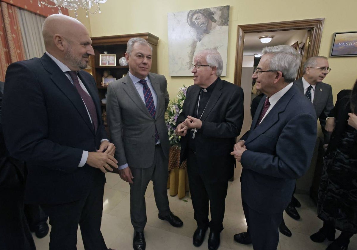 El delegado de Fiestas Mayores, Manuel Alés, el alcalde, José Luis Sanz, y el arzobispo, Monseñor José Ángel Saiz Meneses, acompañaron al pregonero, José Joaquín León