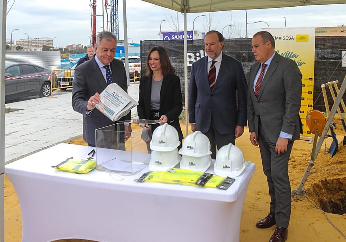 José Luis Sanz, en el acto simbólico de la colocación de la primera piedra del residencial Cruz del Campo