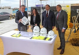 José Luis Sanz coloca la primera piedra del complejo residencial Cruz del Campo de Sevilla