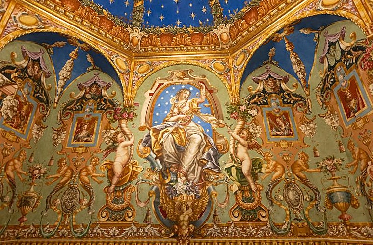 Una de las paredes del antecamarín