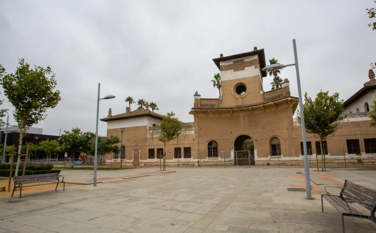 Imagen principal - Arriba, la antigua Cárcel de La Ranilla; abajo, a la izquierda, las barricadas de San Marcos, y a la derecha, retrato de Antonio Perea