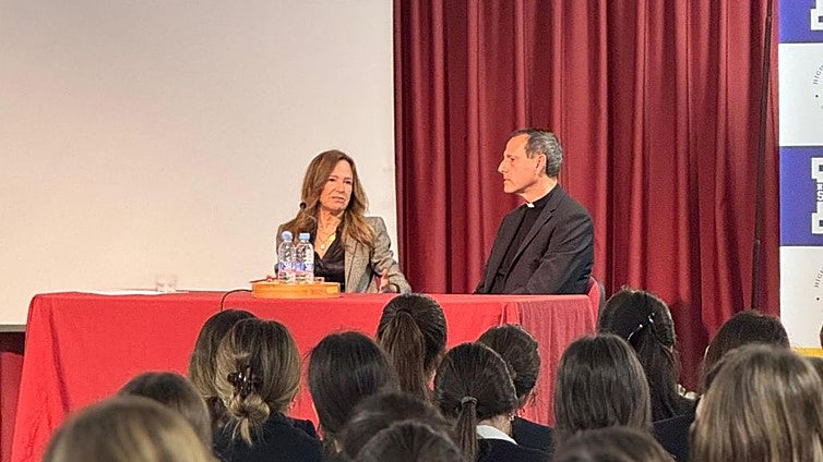 Teresa Jiménez Becerril y su charla sobre ETA con alumnos de una escuela de Sevilla: «Es importante que conozcáis la historia»