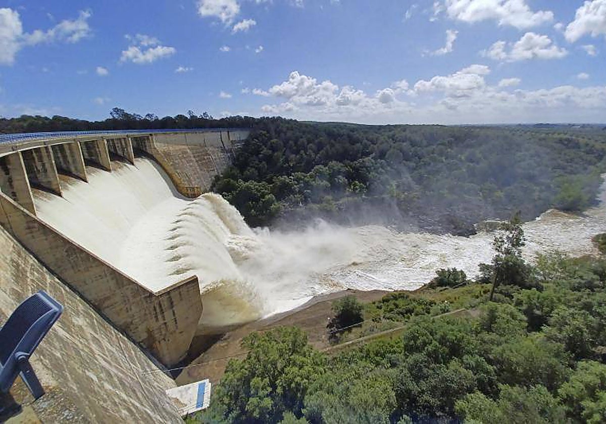 Vista del embalse de El Gergal, en la localidad sevillana de Guillena, desembalsando agua en abril del año anterior