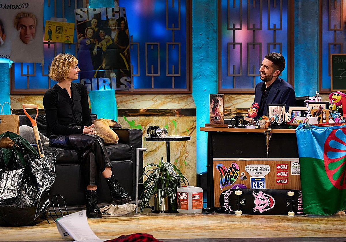 Michelle Jenner, junto a David Broncano, en 'La Revuelta'