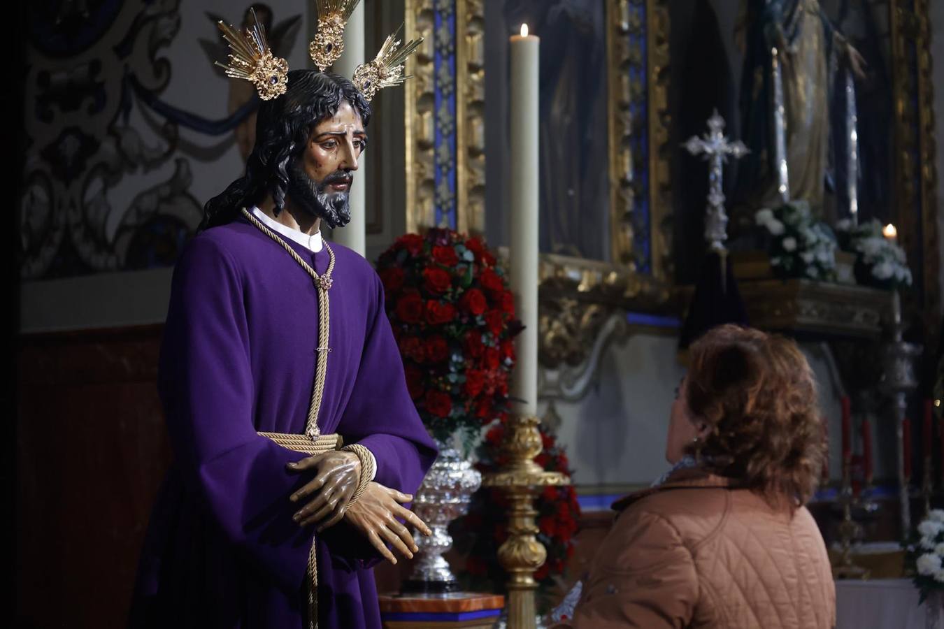 Los fieles han acudido durante todo este viernes al besamanos del Cautivo del Tiro de Línea
