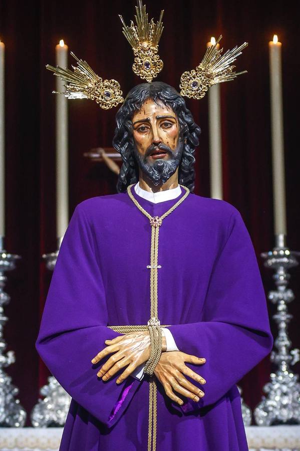 Los fieles han acudido durante todo este viernes al besamanos del Cautivo del Tiro de Línea