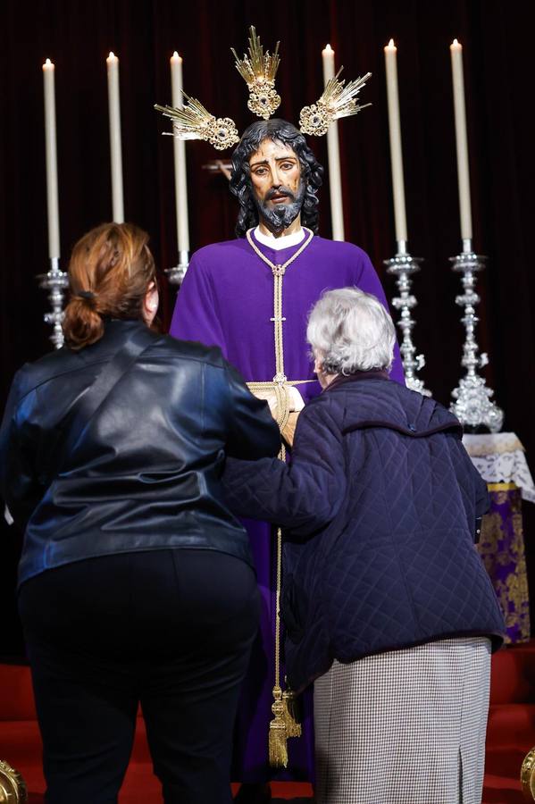 Los fieles han acudido durante todo este viernes al besamanos del Cautivo del Tiro de Línea