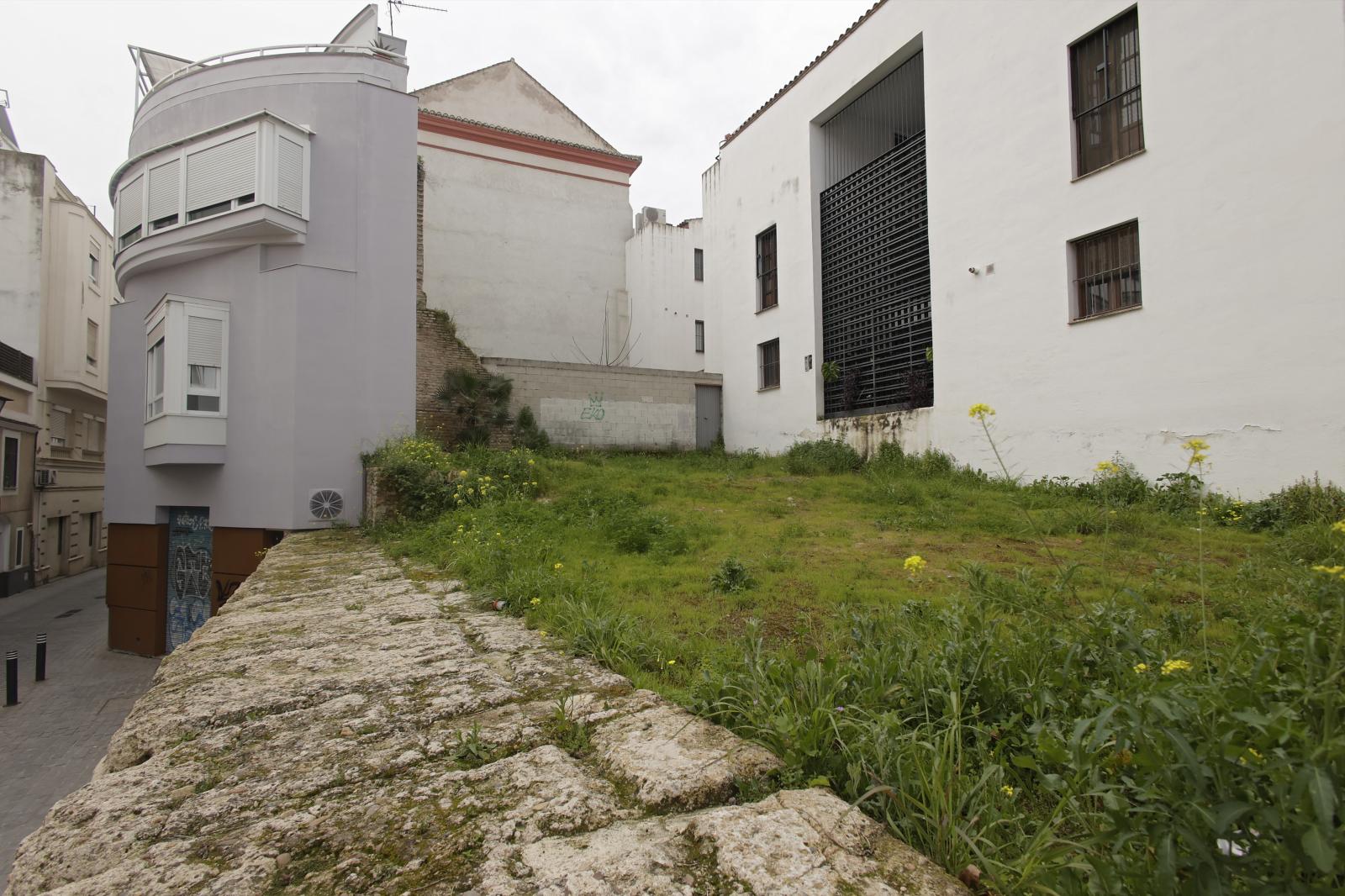 Vista de la entrada de la antigua iglesia desde la calle Goles