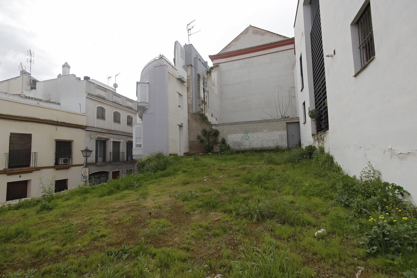 Los restos del desaparecido convento de San Laureano, sede de la hermandad del Santo Entierro de Sevilla, en imágenes