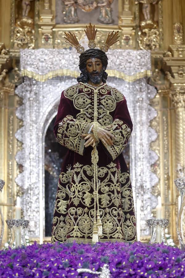 Vía crucis del Señor de la Sentencia en el interior de la basílica de la Macarena