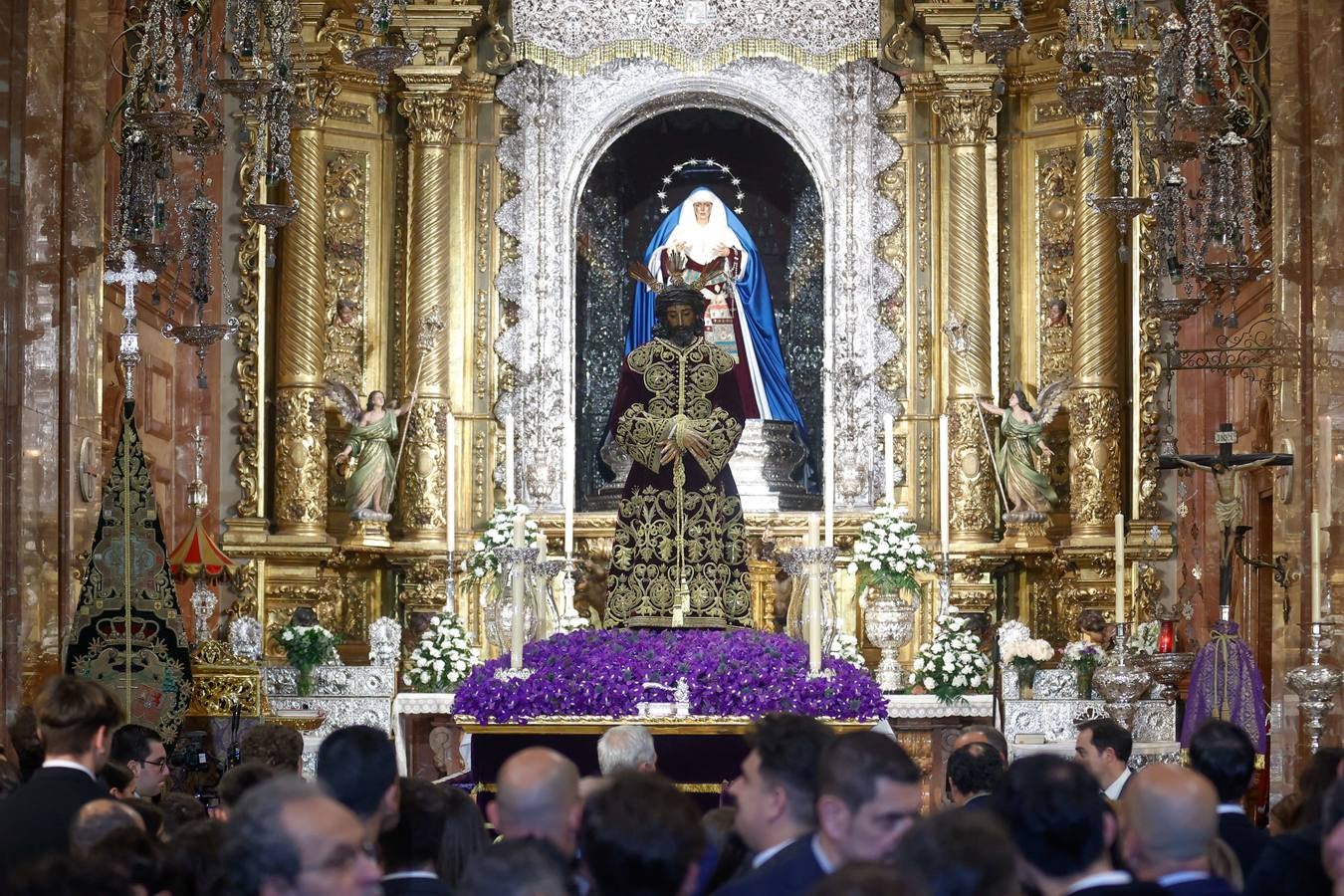 Vía crucis del Señor de la Sentencia en el interior de la basílica de la Macarena
