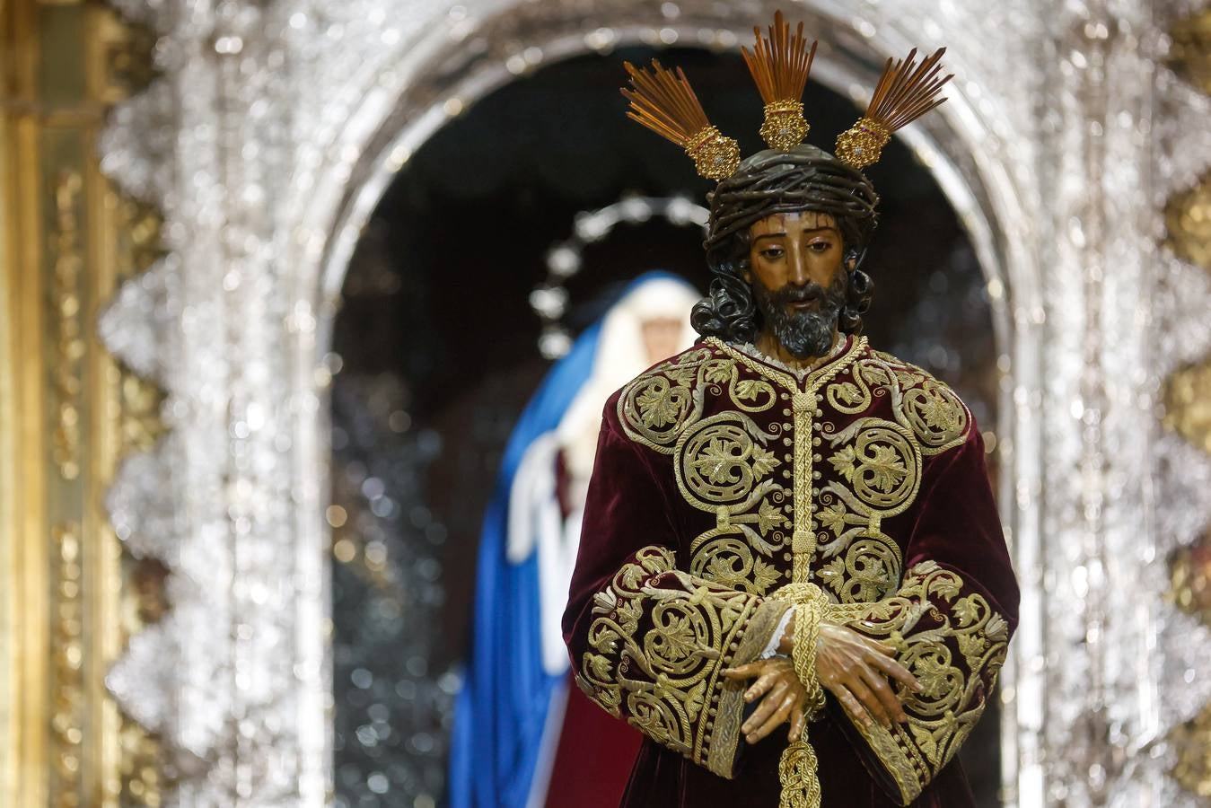 Vía crucis del Señor de la Sentencia en el interior de la basílica de la Macarena